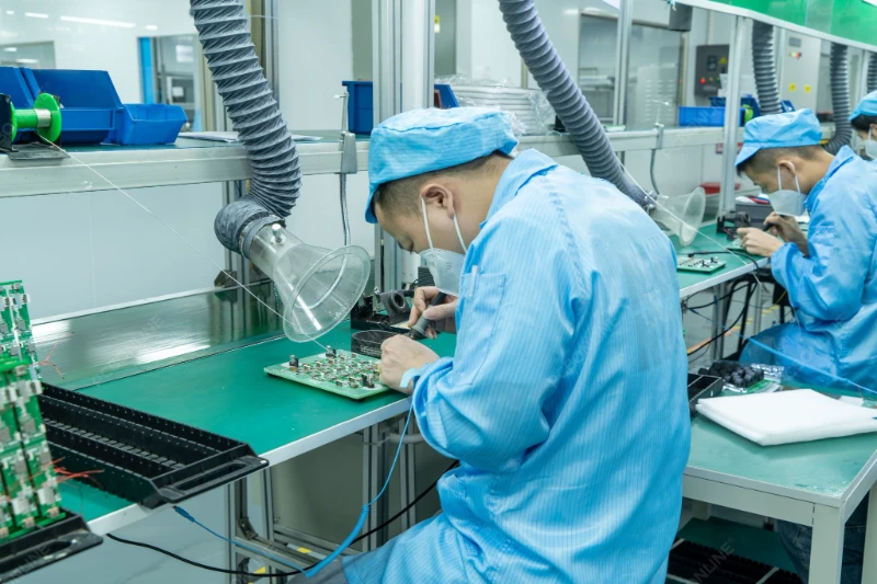 What are the potential risks and hazards of manual soldering on printed circuit boards/PCB?